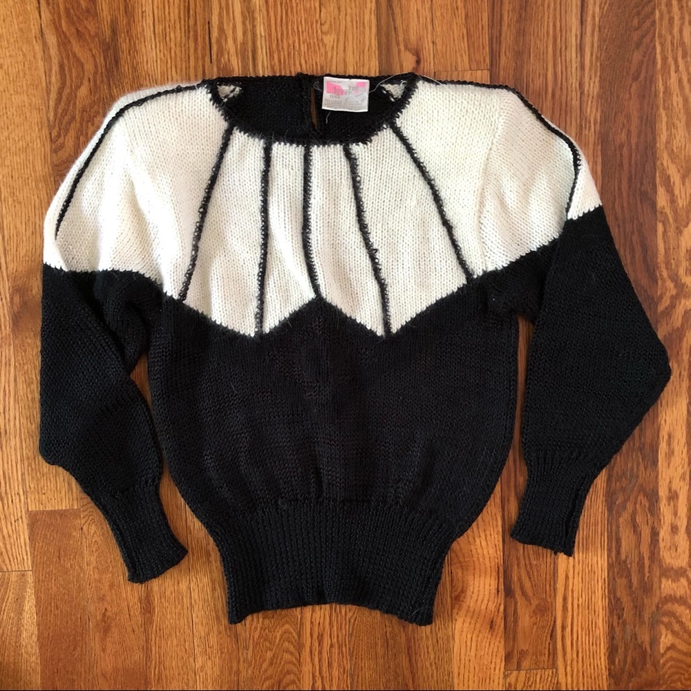 Vintage black and white sweater. Size s.